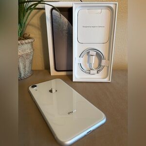 Apple iPhone XR White 64GB Factory Unlocked